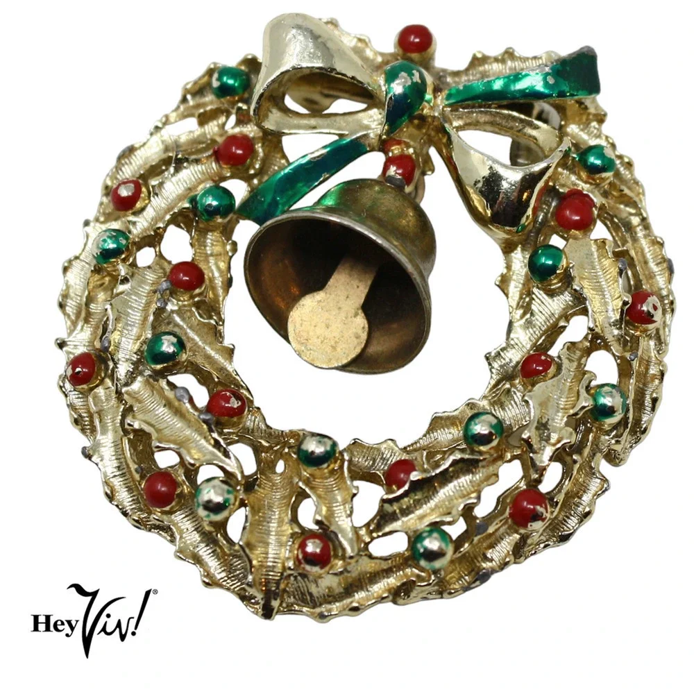 Vintage Christmas Holiday Wreath Pin w Swinging Bell 1 3/4